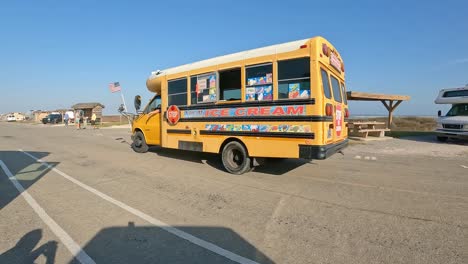 Der-Umgebaute-Schulbus,-Der-Ein-Eisverkäufer-Ist,-Fährt-Durch-Einen-Belebten-Campingplatz-Auf-Dem-Maliquite-Campingplatz-An-Der-North-Padre-Island-National-Seashore