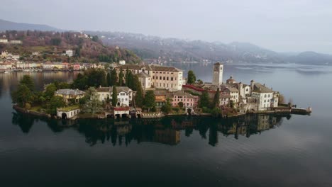 Rund-Um-Und-über-Der-Stadt-Orta-San-Giulio-Am-Ortasee,-Aufgenommen-Von-Einer-Drohne