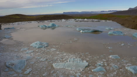 Volando-Sobre-La-Laguna-Glaciar-Del-Glaciar-Svinafellsjokull-En-Islandia