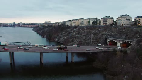 Stockholmer-Autobahn-An-Einem-Bewölkten-Wintertag-Mit-Stetigem-Verkehr