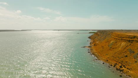 Luftaufnahme,-Die-über-Den-Strand-In-Der-Wüste-Fliegt,-Kolumbien,-La-Guajira,-Punta-Gallinas