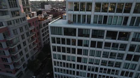Luftaufnahme-Um-Fenster-Und-Details-Einer-Modernen-Eigentumswohnung,-Sonnenuntergang-In-Brooklyn,-New-York,-USA-–-Kreisende-Drohnenaufnahme