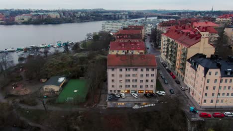 Umlaufende-Luftaufnahme-über-Mehrfamilienhäusern-Auf-Der-Stockholmer-Insel-Stora-Essingen