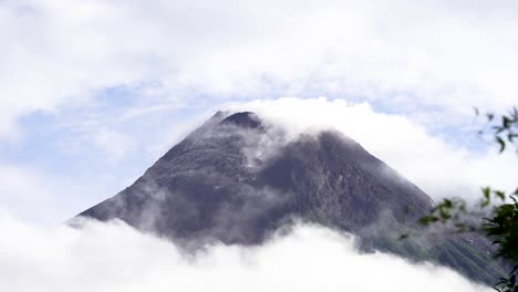 Zeitraffer,-Nahaufnahme-Des-Gipfels-Des-Mount-Merapi-In-Yogyakarta,-Indonesien,-Der-Von-Wolken-Bedeckt-Ist