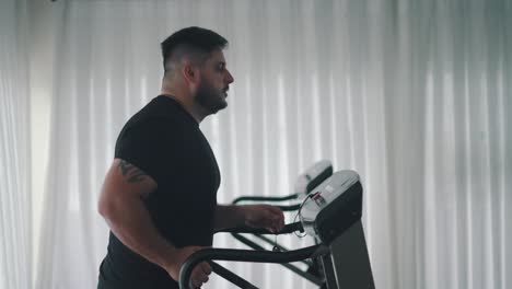 Starker-Mann-Trainiert-Cardio-Übungen-Auf-Dem-Laufband-In-Der-Seitenansicht-Des-Fitnessstudios