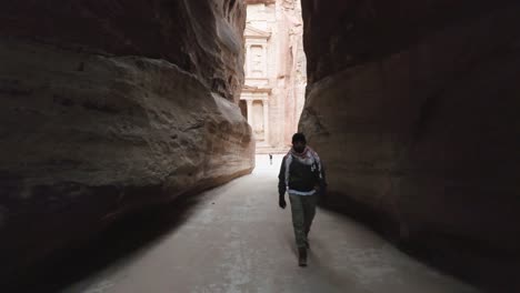 Hombre-Caminando-En-El-Siq-De-Petra
