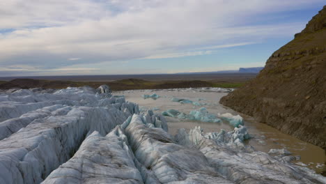 Antena:-Toma-Panorámica-Lenta-De-Icebergs-Derritiéndose-En-La-Laguna-Glaciar