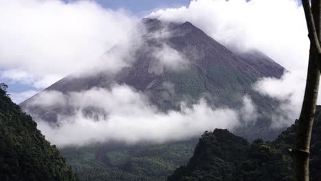 Timelapse,-Monte-Merapi-En-Yogyakarta-Indonesia-Cubierto-De-Nubes