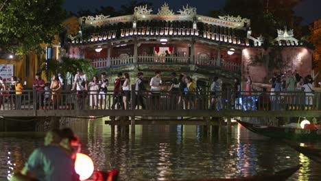Multitud-Por-El-Puente-Japonés-Símbolo-Cultural-De-La-Ciudad-De-Hoi-An-En-Vietnam-Por-La-Noche