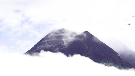 Nahaufnahme-Des-Gipfels-Des-Mount-Merapi-In-Yogyakarta,-Indonesien,-Der-Von-Wolken-Bedeckt-Ist
