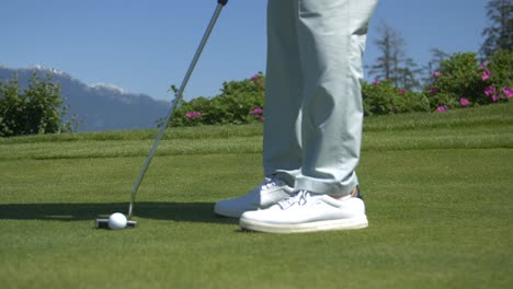 Golfspieler-Beim-Putten-Auf-Dem-Grün-Mit-Sanftem-Schlag-In-Richtung-Loch