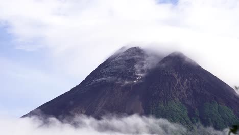 Timelapse,-Primer-Plano-Del-Pico-Del-Monte-Merapi-En-Yogyakarta-Indonesia-Que-Está-Cubierto-De-Nubes