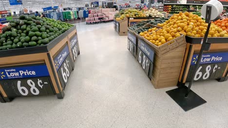 Frisches-Obst-Wird-In-Der-Frischwarenabteilung-Eines-Amerikanischen-Supermarkts-Ausgestellt
