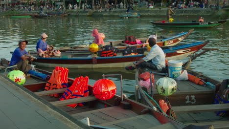 Sampan-riders-waiting-for-customers-in-their-boats-in-Thu-Bon-river-of-ancient-town-of-Hoi-An,-Vietnam