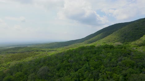 Mexiko-Tropische-Berglandschaft,-Grüne-Dschungelhügel-Mit-Kumuluswolken,-Die-Sich-Am-Blauen-Himmel-über-Ihnen-Bilden