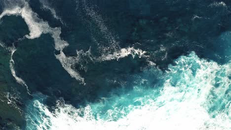 Wellen-Krachen-An-Der-Wilden-Küste-Von-Lanzarote,-Spanien