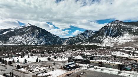 Colorado-Verschneite-Berge.-Drohnenschuss