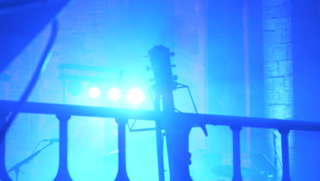 Gitarren-Bokeh-Auf-Der-Konzertbühne-Mit-Licht-Im-Hintergrund,-Bewegungsansicht
