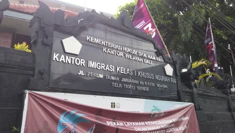 Einwanderungsbehörde-Nugrah-Rai-In-Jimbaran,-Bali,-Indonesien,-Logo-Anzeige-Am-Eingang