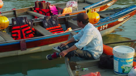 Sampan-Fahrer-Warten-In-Ihren-Booten-Auf-Kunden-Im-Fluss-Thu-Bon-In-Der-Antiken-Stadt-Hoi-An,-Vietnam