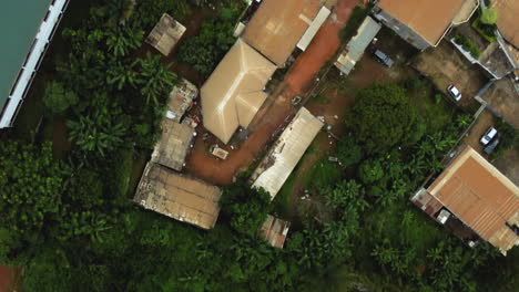 Vista-Aérea-Sobre-Las-Casas-Y-El-Tráfico-En-El-Barrio-Etoug-ebe-De-Yaundé,-Camerún---De-Arriba-Hacia-Abajo,-Disparo-De-Drones