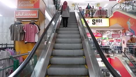 Hijab-Frau-Mit-Tasche-Geht-Ins-Einkaufszentrum,-Um-Sich-Einen-Rabattartikel-Zu-Sichern