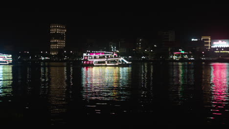 Crucero-Iluminado-Con-Luces-De-Colores-Navegando-Por-El-Río-Han-En-La-Ciudad-De-Da-Nang,-Vietnam