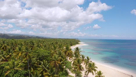 Luftaufnahme-Eines-Einsamen-Karibischen-Strandes-Und-Eines-Wolkenverhangenen-Blauen-Himmels