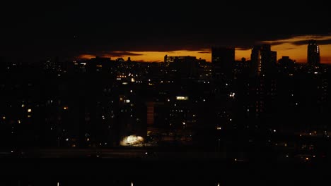 Sonnenuntergang-über-Der-Skyline-Von-New-York-über-Gebäuden,-Von-Tag-Zu-Nacht,-Zeitraffer