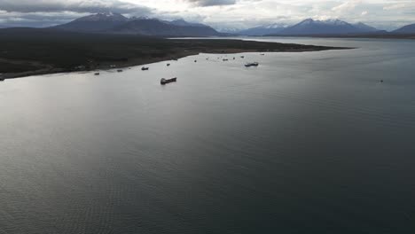 Luftdrohnen-Fliegen-über-Der-Wasserküste-Von-Puerto-Natales,-Der-Antarktischen-Chilenischen-Region,-Der-Landschaft-Des-Verträumten-Südens-Und-Des-Ruhigen-Patagoniens
