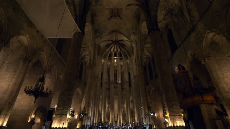 Concert-in-majestic-Cathedral-of-Santa-Maria-Del-Mar,-tilt-down-view