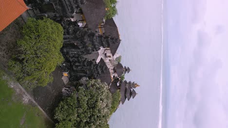 Video-De-Drones-Verticales-De-Un-Templo-Hindú-Histórico-Gigante-En-Bali-Junto-Al-Mar