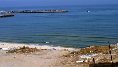 Olas-Tranquilas-Rompiendo-En-Una-Playa-En-Gaza