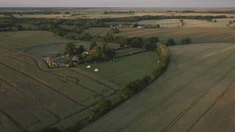 Norfolk-Sommer-Luftlandschaft-Bauernhof-Campingplatz-Abend-Landwirtschaft-Felder