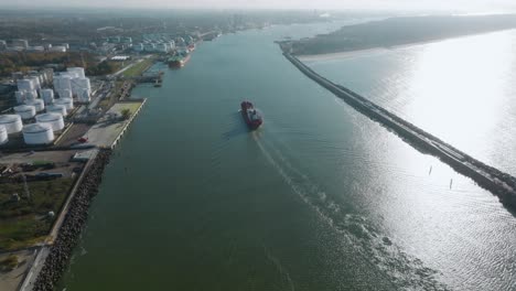 Luftaufnahme:-Ein-Rotes-Frachtschiff-Fährt-Im-Hafengebiet,-Auch-Kurisches-Haff-Genannt