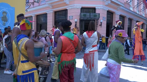 Cubans-dancing-to-the-conga-drums-in-Obispo-street