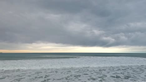 Licht-Am-Horizont-Trennt-Einen-Ruhigen-Ozean-Von-Grauen-Wolken---Kaikoura-Küste