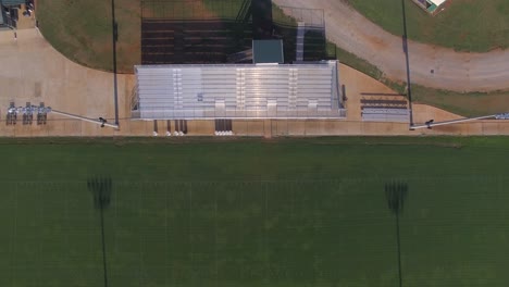 Schulfußball--Und-Baseballfeld,-Stadiontribünen,-Drohne,-4K,-Nach-Unten-Scrollen