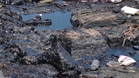 Stark-Verschmutzte-Meeresküste-Mit-Schwimmendem-Müll-Und-Öl