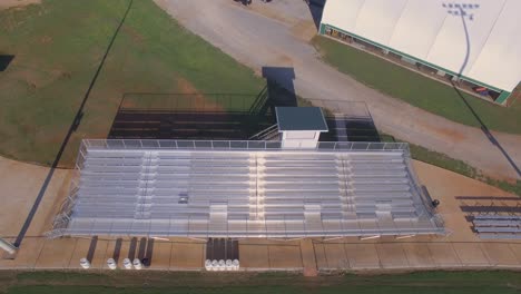 Schulfußball--Und-Baseballfeld,-Stadiontribünen,-Drohnen-4K-Boom
