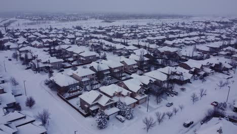 Vistas-Invernales-Desde-Arriba:-Recorrido-Aéreo-Por-Comunidades-Canadienses-Cubiertas-De-Nieve