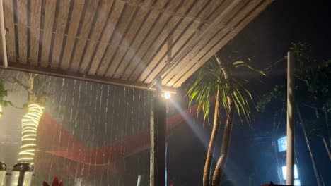 Nächtlicher-Tropischer-Sturm-Auf-Bali,-Blick-Auf-Die-Holzveranda-Mit-Gewitter-Und-Blitzen