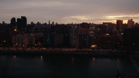 Skyline-Von-New-York-City-Sonnenuntergang-Mit-Gebäuden,-Anamorphotischer-Zeitraffer
