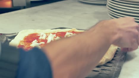 Legen-Sie-Die-Pizza-Zum-Kochen-In-Den-Pizzaschieber,-Bevor-Sie-Sie-In-Den-Ofen-Schieben
