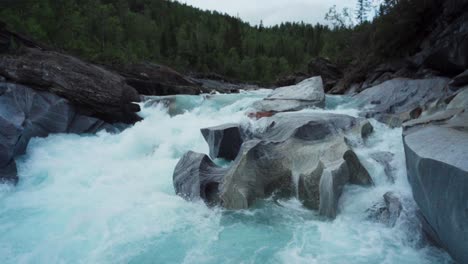 Turquoise-Water-Of-Glomaga-River-Flowing-Through-The-Forest-Near-The-Marmorslottet-In-Norway