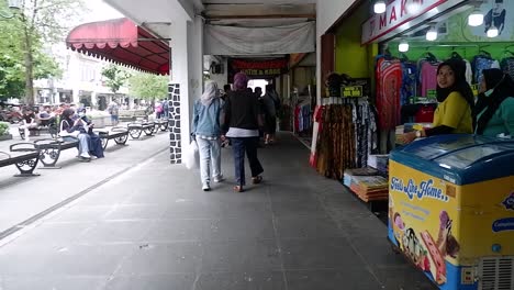 an-activity-at-malioboro-sidewalk,-there-are-alot-of-souvenir-and-local-fashion-store-sell-their-goods