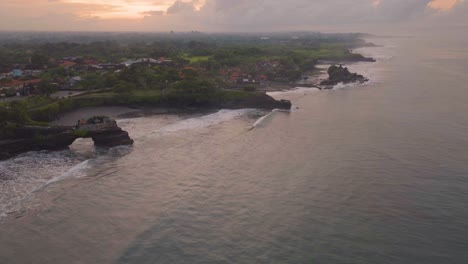 Hermosa-Costa-Rocosa-De-Tabanan,-Bali-Al-Atardecer---Vista-Aérea-De-Drones