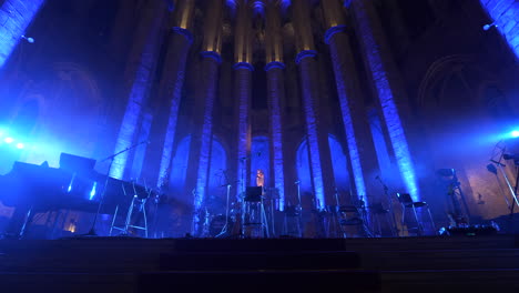 Konzertbühne-Bereit-Zum-Rocken-In-Der-Kathedrale-Von-Barcelona,-Bewegungsansicht