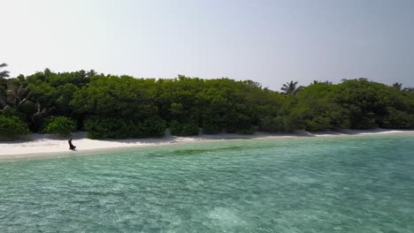 Drohnenaufnahme-Eines-Mädchens-An-Einem-Privatstrand-In-Einem-Maledivischen-Resort