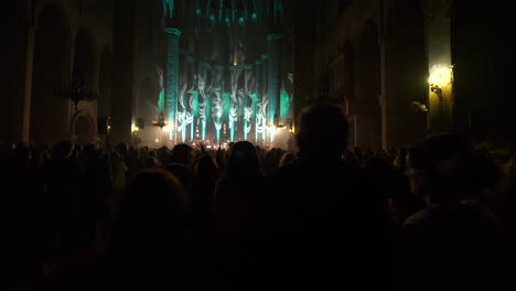 Silhouette-Einer-Menschenmenge,-Die-Ein-Konzert-In-Der-Kathedrale-Von-Barcelona-Genießt,-Bewegungsrückansicht